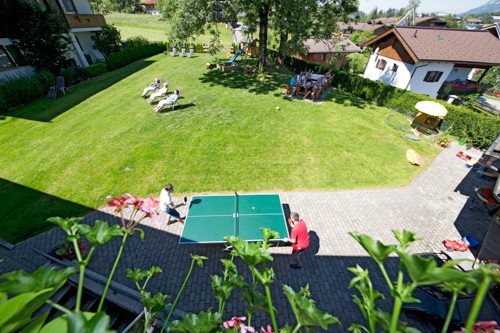 Tischtennis und Liegeflächen im Garten Brantlhof